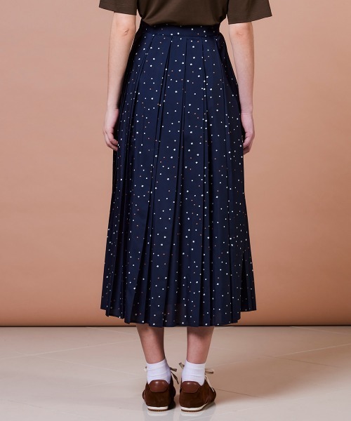 DOUBLE STANDARD CLOTHING(ダブルスタンダードクロージング)の「ポリエステルサテン 星柄プリーツスカート(スカート・レディース・ネイビー・36/38)」の5枚目の写真
