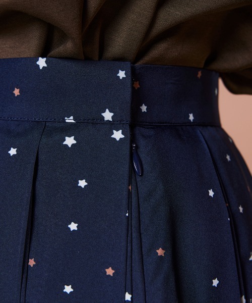 DOUBLE STANDARD CLOTHING(ダブルスタンダードクロージング)の「ポリエステルサテン 星柄プリーツスカート(スカート・レディース・ネイビー・36/38)」の8枚目の写真