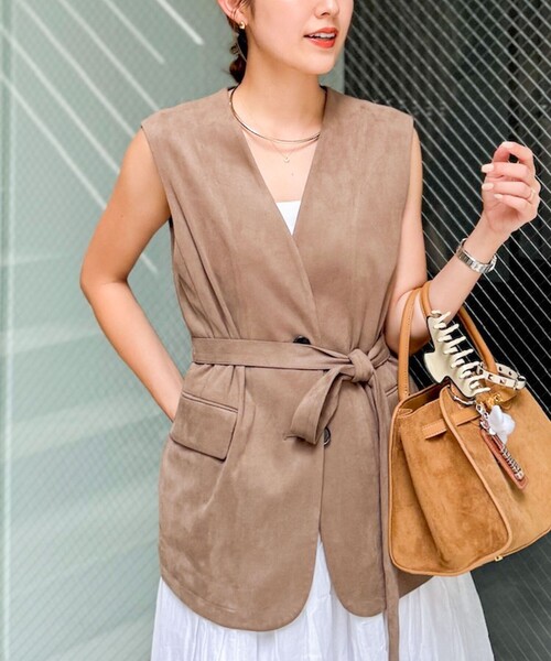 NOLLEY’S（ノーリーズ）の「《セットアップ対応》ストレッチスエードベルテッドジレ（ベスト・レディース・ブラウン/ベージュ・38）」の2枚目の写真