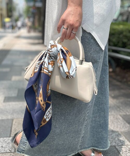 un dix cors(アンディコール)の「《こなれ感をプラス》クラシカルベルト柄スカーフ【大判 90×90】(バンダナ/スカーフ・レディース・ブルー/ブラック・FREE)」の2枚目の写真