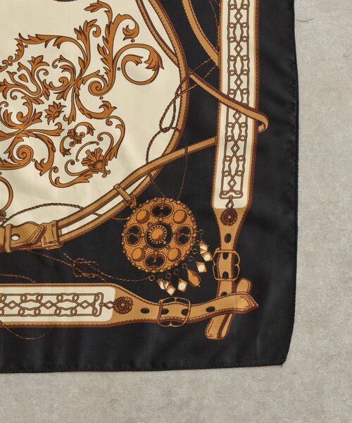 un dix cors(アンディコール)の「《こなれ感をプラス》クラシカルベルト柄スカーフ【大判 90×90】(バンダナ/スカーフ・レディース・ブルー/ブラック・FREE)」の4枚目の写真