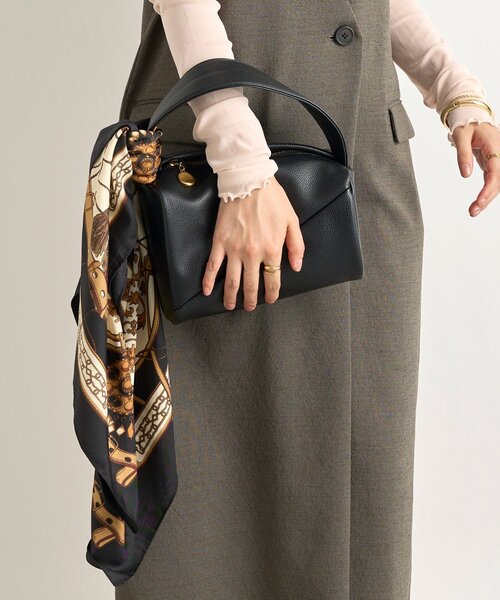 un dix cors(アンディコール)の「《こなれ感をプラス》クラシカルベルト柄スカーフ【大判 90×90】(バンダナ/スカーフ・レディース・ブルー/ブラック・FREE)」の6枚目の写真