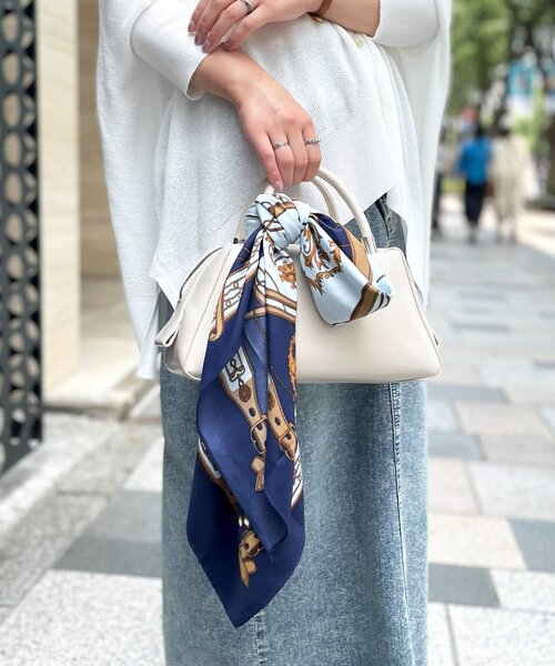 un dix cors(アンディコール)の「《こなれ感をプラス》クラシカルベルト柄スカーフ【大判 90×90】(バンダナ/スカーフ・レディース・ブルー/ブラック・FREE)」の14枚目の写真