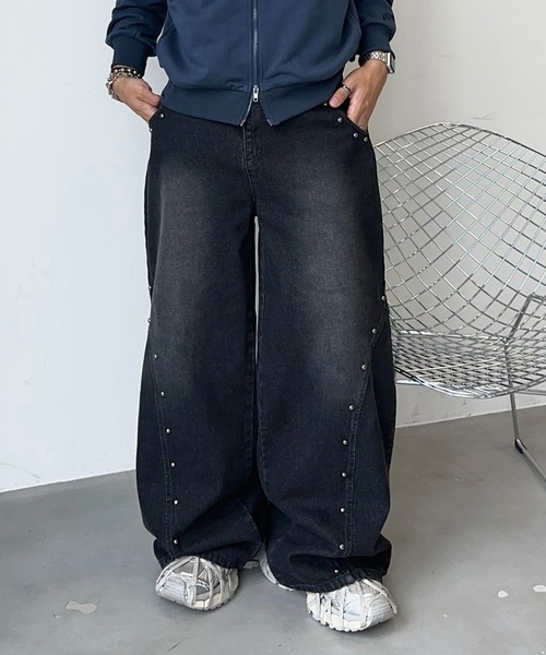 MandO(Auntie Rosa)(エムオー)の「スタッズワイドデニムパンツ(デニムパンツ・メンズ・インディゴブルー/ブラック・LARGE/MEDIUM/SMALL)」の1枚目の写真