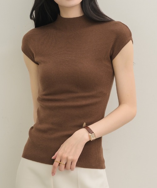 NEUNA(ヌナ)の「【着るだけで色気たっぷり】モックネックニットトップス(Tシャツ/カットソー・レディース・アイボリー/ブラック/ブラウン/グレー・FREE)」の4枚目の写真