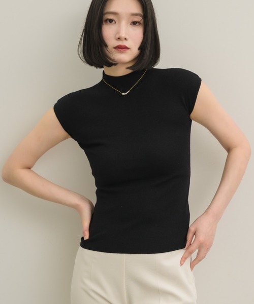 NEUNA(ヌナ)の「【着るだけで色気たっぷり】モックネックニットトップス(Tシャツ/カットソー・レディース・アイボリー/ブラック/ブラウン/グレー・FREE)」の3枚目の写真