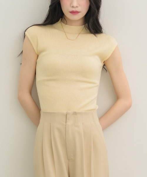 NEUNA(ヌナ)の「【着るだけで色気たっぷり】モックネックニットトップス(Tシャツ/カットソー・レディース・アイボリー/ブラック/ブラウン/グレー・FREE)」の5枚目の写真