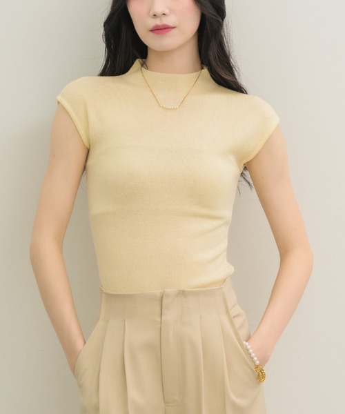 NEUNA(ヌナ)の「【着るだけで色気たっぷり】モックネックニットトップス(Tシャツ/カットソー・レディース・アイボリー/ブラック/ブラウン/グレー・FREE)」の6枚目の写真