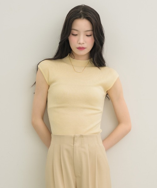 NEUNA(ヌナ)の「【着るだけで色気たっぷり】モックネックニットトップス(Tシャツ/カットソー・レディース・アイボリー/ブラック/ブラウン/グレー・FREE)」の7枚目の写真