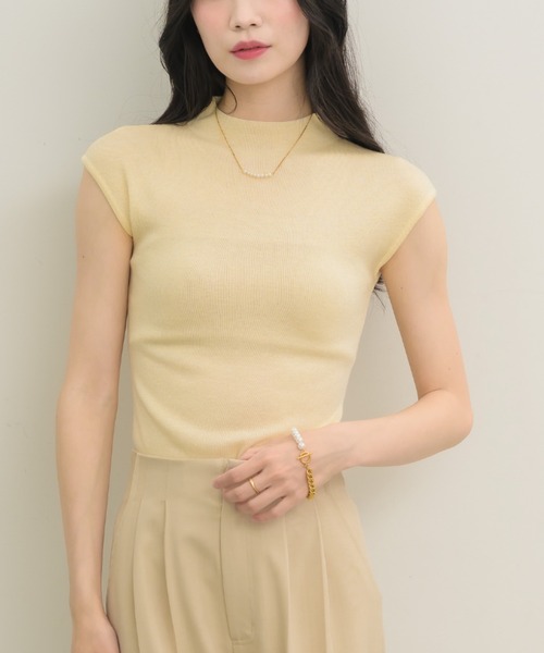 NEUNA(ヌナ)の「【着るだけで色気たっぷり】モックネックニットトップス(Tシャツ/カットソー・レディース・アイボリー/ブラック/ブラウン/グレー・FREE)」の8枚目の写真