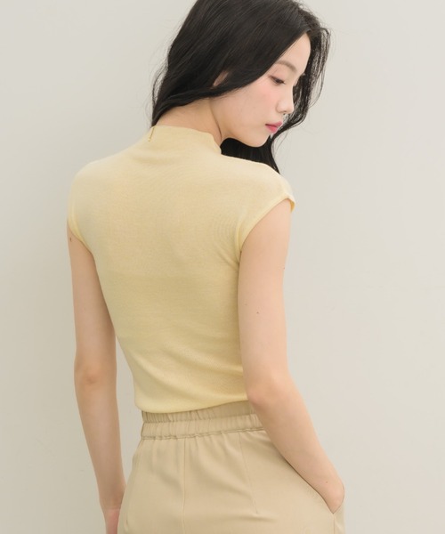 NEUNA(ヌナ)の「【着るだけで色気たっぷり】モックネックニットトップス(Tシャツ/カットソー・レディース・アイボリー/ブラック/ブラウン/グレー・FREE)」の13枚目の写真
