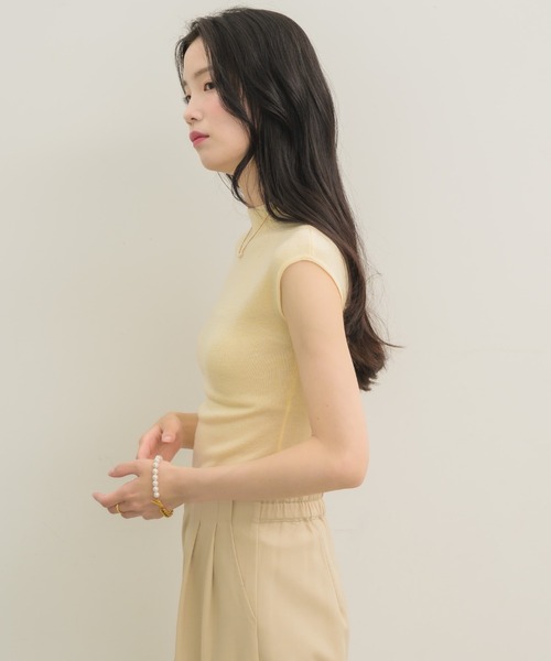 NEUNA(ヌナ)の「【着るだけで色気たっぷり】モックネックニットトップス(Tシャツ/カットソー・レディース・アイボリー/ブラック/ブラウン/グレー・FREE)」の11枚目の写真
