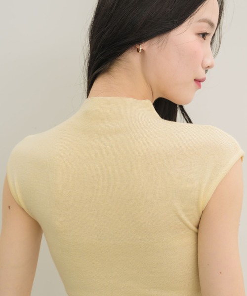 NEUNA(ヌナ)の「【着るだけで色気たっぷり】モックネックニットトップス(Tシャツ/カットソー・レディース・アイボリー/ブラック/ブラウン/グレー・FREE)」の10枚目の写真