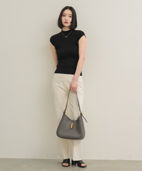 NEUNA(ヌナ)の「【着るだけで色気たっぷり】モックネックニットトップス(Tシャツ/カットソー・レディース・アイボリー/ブラック/ブラウン/グレー・FREE)」の18枚目の写真
