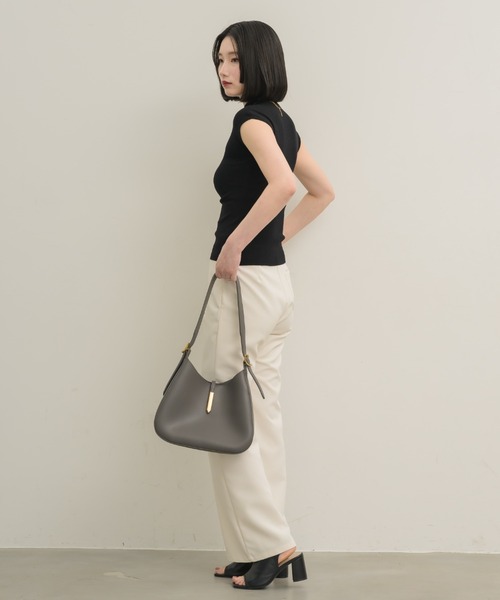 NEUNA(ヌナ)の「【着るだけで色気たっぷり】モックネックニットトップス(Tシャツ/カットソー・レディース・アイボリー/ブラック/ブラウン/グレー・FREE)」の20枚目の写真