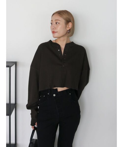 Ungrid(アングリッド)の「FAITH MILLS別注ヘンリーネックショートロングスリーブTee(Tシャツ/カットソー・レディース・チャコールグレー/ライトグレー/ピンク/イエロー・FREE)」の2枚目の写真