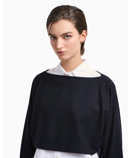 EMPORIO ARMANI(エンポリオアルマーニ)の「【エンポリオ アルマーニ】Winter Urbanism カプセルコレクション クロップドトップス バージンウール混紡 ライトクロス(シャツ/ブラウス・レディース・ネイビー・36/38/40)」の3枚目の写真