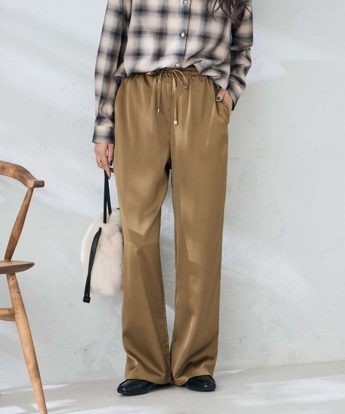 a.v.v(アーヴェヴェ)の「サテンワイドパンツ(その他パンツ・レディース・サンドベージュ/ボルドー・40/38/36)」の2枚目の写真