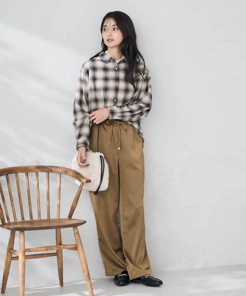 a.v.v(アーヴェヴェ)の「サテンワイドパンツ(その他パンツ・レディース・サンドベージュ/ボルドー・40/38/36)」の18枚目の写真