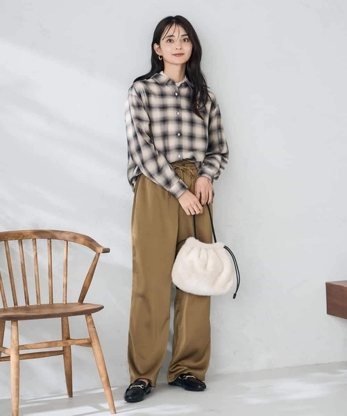 a.v.v(アーヴェヴェ)の「サテンワイドパンツ(その他パンツ・レディース・サンドベージュ/ボルドー・40/38/36)」の4枚目の写真