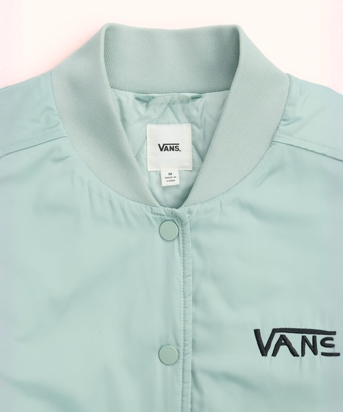 VANS（バンズ）の「RIROO ウィメンズ クロップド ベースボールジャケット / RIROO CROPPED BASEBALL JACKET / VN000SPWEMW1（スタジャン・レディース・セージグリーン・X-LARGE/SMALL/MEDIUM/LARGE）」の3枚目の写真