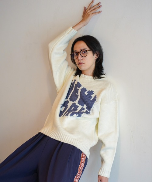 ATELANE(アテレーン)の「ATELANE / ざっくりアソートニット/フラワー/フレンチブル/NEWYORK(ニット/セーター・メンズ・ホワイト/ホワイト系その他/ブラック/ブラック系その他2/ブルー/ブラック系その他/ホワイト系その他2・MEDIUM/LARGE)」の3枚目の写真