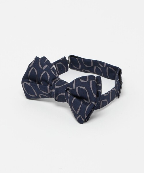 UNITED ARROWS（ユナイテッドアローズ）の「ジオメトリック プリント ボウタイ（蝶ネクタイ・メンズ・ネイビー/ワイン・FREE）」の2枚目の写真