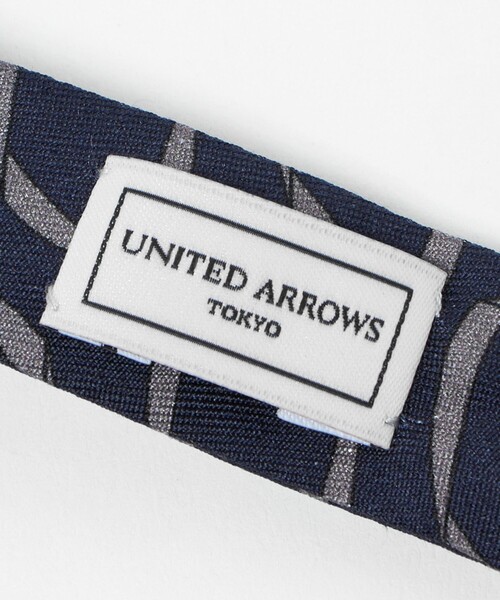UNITED ARROWS（ユナイテッドアローズ）の「ジオメトリック プリント ボウタイ（蝶ネクタイ・メンズ・ネイビー/ワイン・FREE）」の3枚目の写真