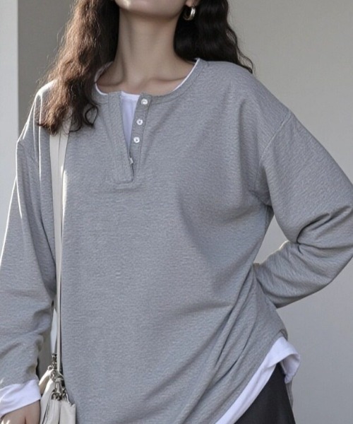 cammie(キャミー)の「フロントボタンレイヤードオーバーサイズロンT(Tシャツ/カットソー・レディース・ブラック/グレー・FREE)」の4枚目の写真