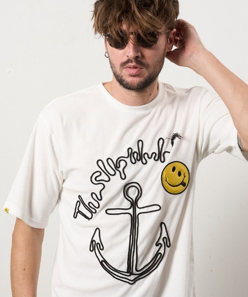 STUD MUFFIN(スタッドマフィン)の「mt10081-TCパイル アンカーロープ刺繍スマイルパフパッチオーバーサイズSSシャツ Tシャツ(614-02880)(Tシャツ/カットソー・メンズ・ホワイト/ブラック/ミックスグレー・2/3/4)」の1枚目の写真