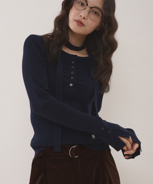 MUHET(ミュエータ)の「ribbed henley knit top with ribbon tie / 紐付きリブヘンリーニットトップス(ニット/セーター・レディース・チャコールグレー/ブラウン/ネイビー・FREE)」の3枚目の写真