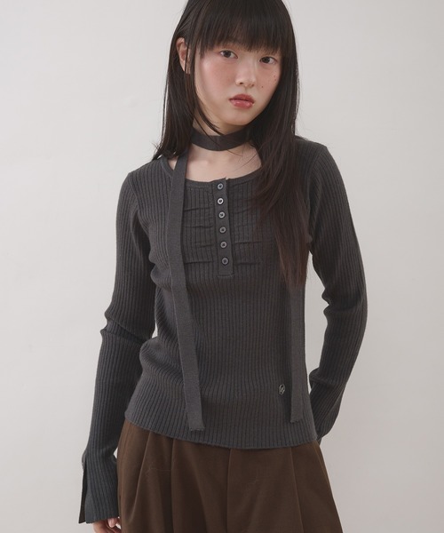 MUHET(ミュエータ)の「ribbed henley knit top with ribbon tie / 紐付きリブヘンリーニットトップス(ニット/セーター・レディース・チャコールグレー/ブラウン/ネイビー・FREE)」の1枚目の写真
