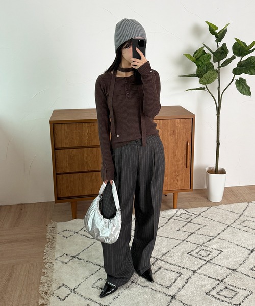 MUHET(ミュエータ)の「ribbed henley knit top with ribbon tie / 紐付きリブヘンリーニットトップス(ニット/セーター・レディース・チャコールグレー/ブラウン/ネイビー・FREE)」の8枚目の写真