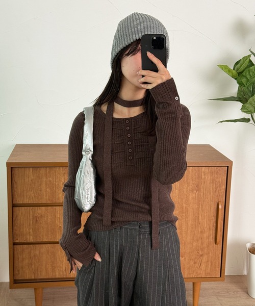 MUHET(ミュエータ)の「ribbed henley knit top with ribbon tie / 紐付きリブヘンリーニットトップス(ニット/セーター・レディース・チャコールグレー/ブラウン/ネイビー・FREE)」の7枚目の写真