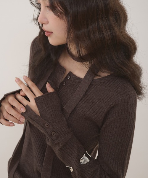 MUHET(ミュエータ)の「ribbed henley knit top with ribbon tie / 紐付きリブヘンリーニットトップス(ニット/セーター・レディース・チャコールグレー/ブラウン/ネイビー・FREE)」の10枚目の写真