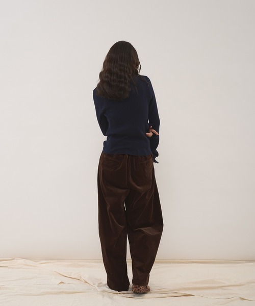 MUHET(ミュエータ)の「ribbed henley knit top with ribbon tie / 紐付きリブヘンリーニットトップス(ニット/セーター・レディース・チャコールグレー/ブラウン/ネイビー・FREE)」の4枚目の写真