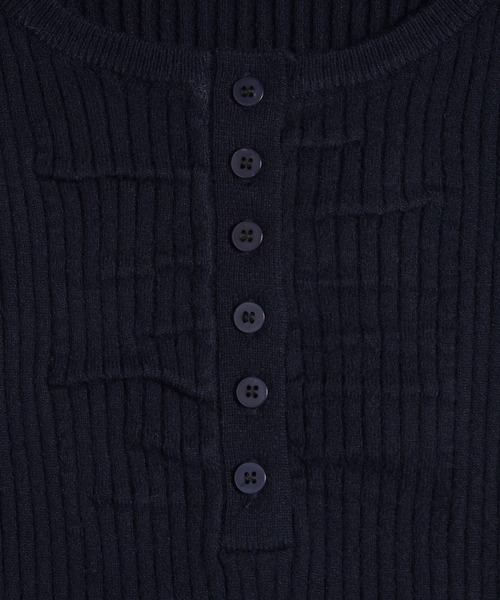 MUHET(ミュエータ)の「ribbed henley knit top with ribbon tie / 紐付きリブヘンリーニットトップス(ニット/セーター・レディース・チャコールグレー/ブラウン/ネイビー・FREE)」の20枚目の写真