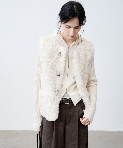 tageechita(タジチタ)の「【tageechita】リバーシブル ボアベスト(ベスト・レディース・アイボリー・S/M)」の1枚目の写真