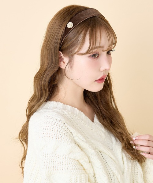 one after another NICE CLAUP（ワンアフターアナザーナイスクラップ）の「ゴールドボタン付きカチューシャ（カチューシャ・レディース・ダークブラウン/ブラック・FREE）」の2枚目の写真