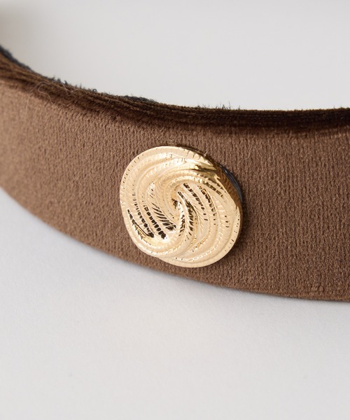 one after another NICE CLAUP（ワンアフターアナザーナイスクラップ）の「ゴールドボタン付きカチューシャ（カチューシャ・レディース・ダークブラウン/ブラック・FREE）」の3枚目の写真