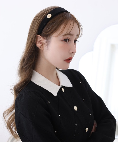one after another NICE CLAUP（ワンアフターアナザーナイスクラップ）の「ゴールドボタン付きカチューシャ（カチューシャ・レディース・ダークブラウン/ブラック・FREE）」の6枚目の写真