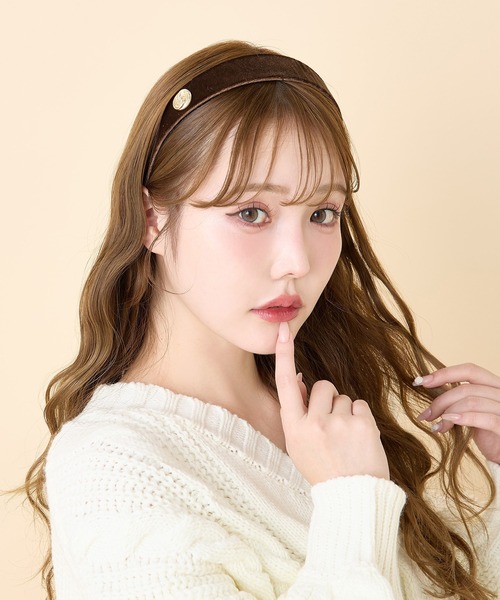 one after another NICE CLAUP（ワンアフターアナザーナイスクラップ）の「ゴールドボタン付きカチューシャ（カチューシャ・レディース・ダークブラウン/ブラック・FREE）」の9枚目の写真