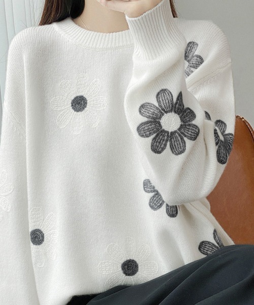 ONEP STAR(ワンピスター)の「花柄刺繍ニットプルオーバー(ニット/セーター・レディース・ホワイト/グレイッシュベージュ・FREE)」の1枚目の写真