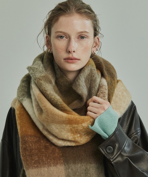 PUBLIC TOKYO（パブリックトウキョウ）の「【残りわずか】ヘアリーフリンジマフラー（マフラー・レディース・ブラウン系/ブラック/グレー/イエロー系/オレンジ系/グリーン系・FREE）」の5枚目の写真