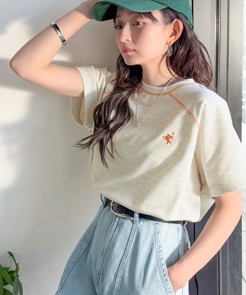 classicalelf(クラシカルエルフ)の「垢抜け配色で大人の抜け感プラス。ラグランスリーブ配色ステッチ胸刺繍Tシャツ(半袖)(Tシャツ/カットソー・レディース・ベージュ/チャコール/オートミール/杢グレー/ホワイト・LARGE/MEDIUM/SMALL/X-LARGE)」の16枚目の写真