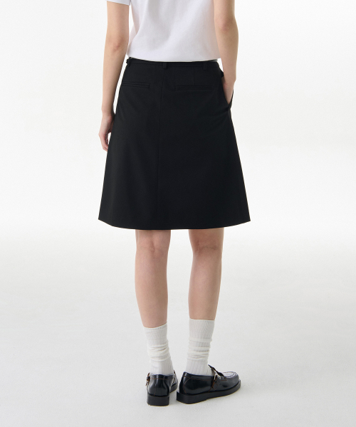MUSINSA STANDARD WOMAN（ムシンサスタンダードウーマン）の「ウィメンズパネルスリットニーレングススカート[ブラック]（スカート・レディース・その他・LARGE/MEDIUM/SMALL/X-SMALL）」の4枚目の写真