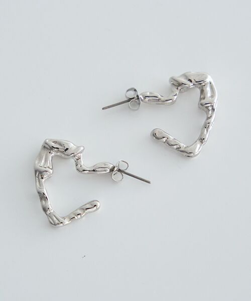 earth music&ecology（アースミュージックアンドエコロジー）の「メタリックハートフープピアス（ピアス（両耳用）・レディース・ゴールド/シルバー・FREE）」の2枚目の写真