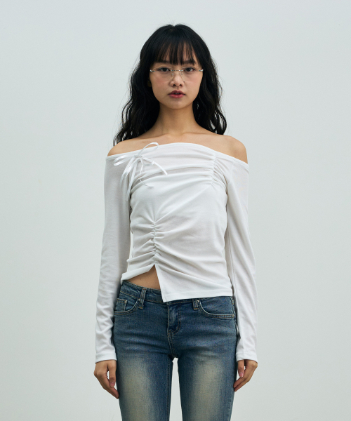 ARI(アリ)の「CLAIRE TWO-SHIRRING OFF-SHOULDER TOP / WHITE(Tシャツ/カットソー・レディース・ホワイト・FREE)」の1枚目の写真