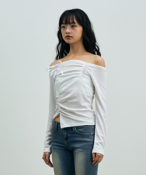 ARI(アリ)の「CLAIRE TWO-SHIRRING OFF-SHOULDER TOP / WHITE(Tシャツ/カットソー・レディース・ホワイト・FREE)」の2枚目の写真
