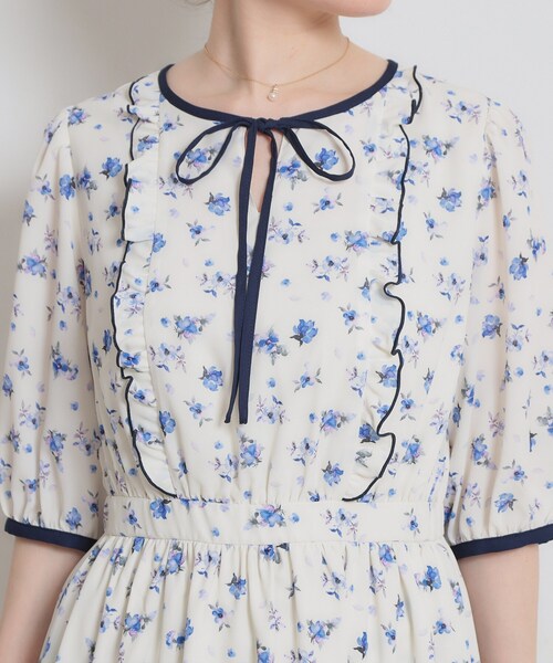 couture brooch（クチュールブローチ）の「【着映え】水彩フラワーワンピース（ワンピース・レディース・ネイビー/オフホワイト・38/36/42/40）」の3枚目の写真